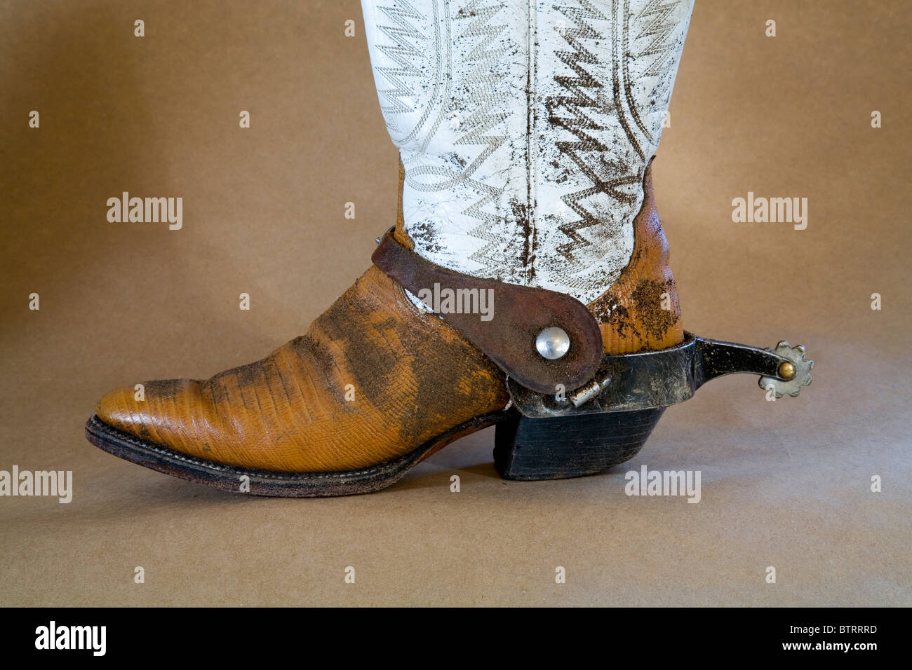 Gut getragen Cowboy-Stiefel und Sporen Stockfoto