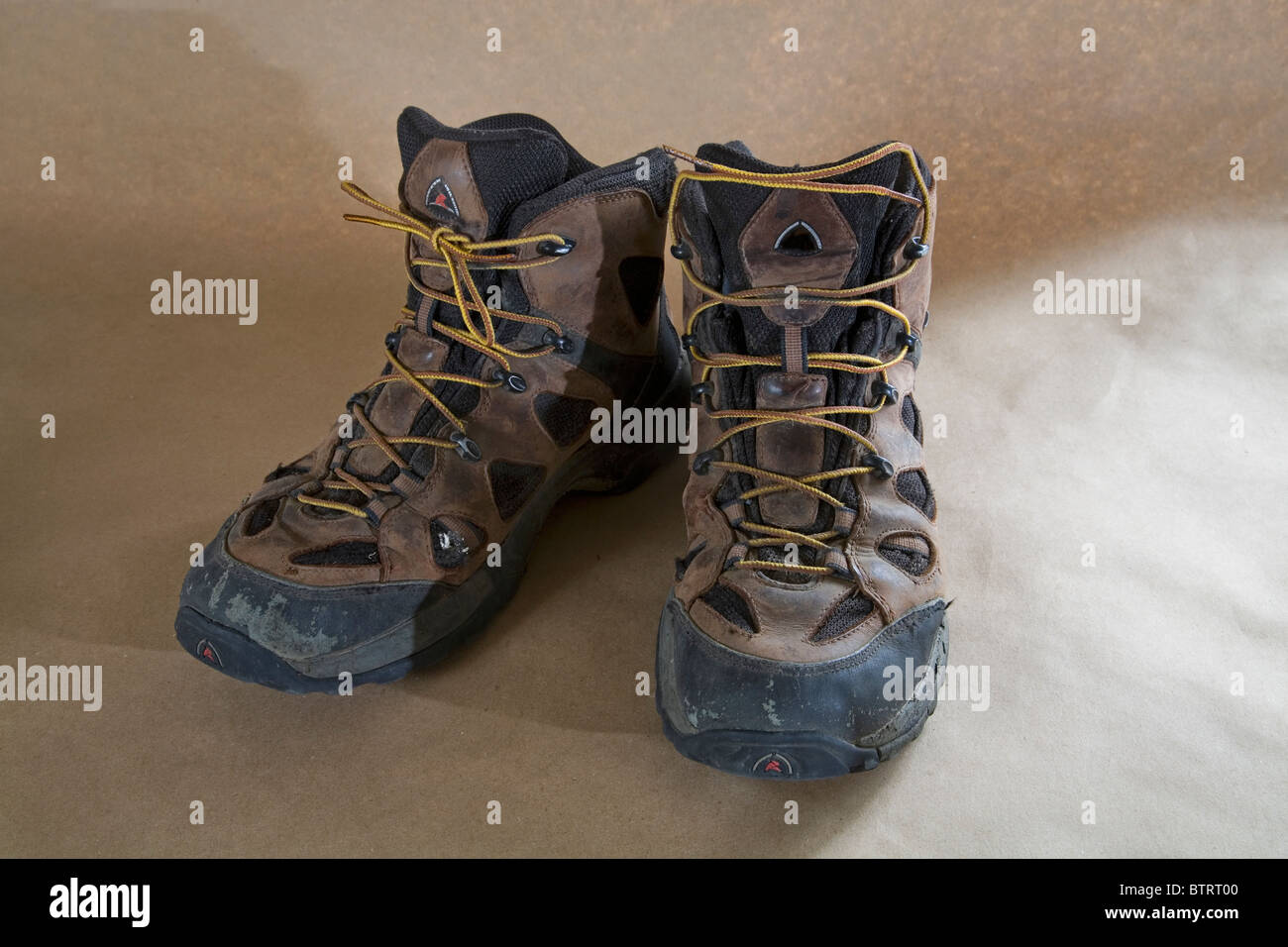 Ein paar verschlissene schnüren Wanderschuhe. Stockfoto