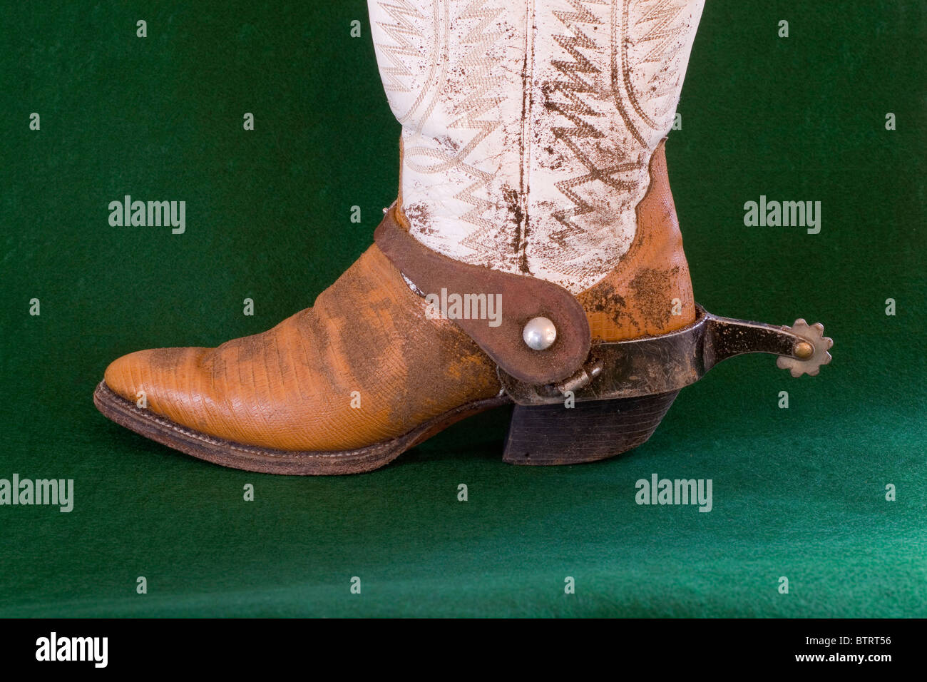 Ein gut getragen paar Cowboy-Stiefel mit Sporen. Stockfoto