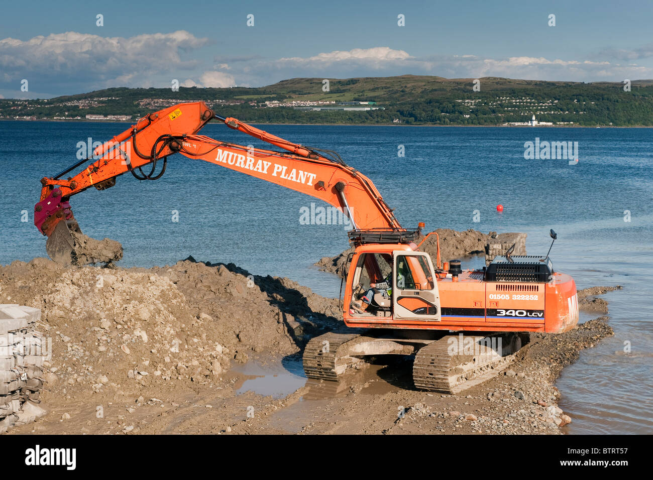 Große Bagger Meer bauen Abwehrkräfte in Dunoon, Argyll. Stockfoto