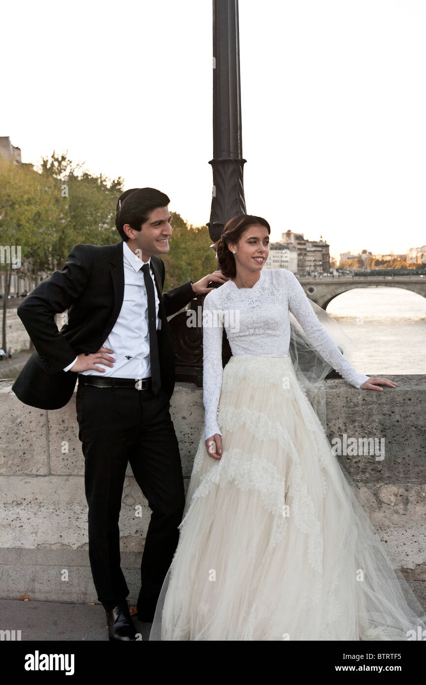 schöne junge jüdische Braut mit schönen Bräutigam Posen für Hochzeit Portrait zeitlose Kulisse des Ufer & Brücke Stockfoto