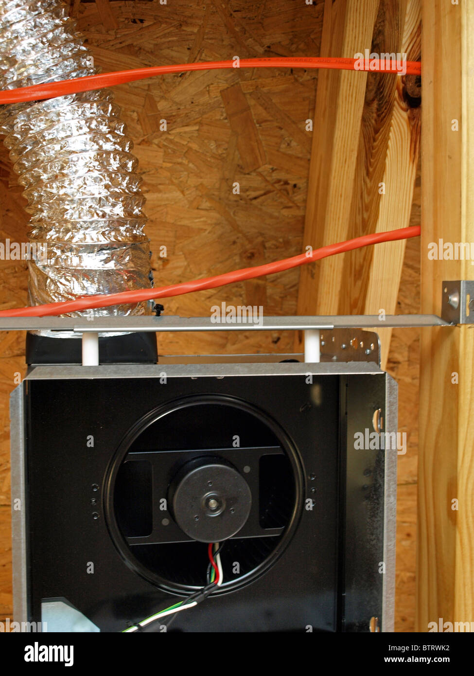 Klimaanlage Heizung Ventilator Montage Luftkanal im Bauwesen Vent Decke Drähte Stockfoto