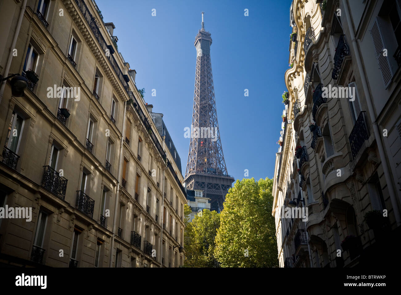 Der Eiffelturm, gesehen von der Montessuy-Straße mit Haussmann Gebäude (Paris - Frankreich). Stockfoto