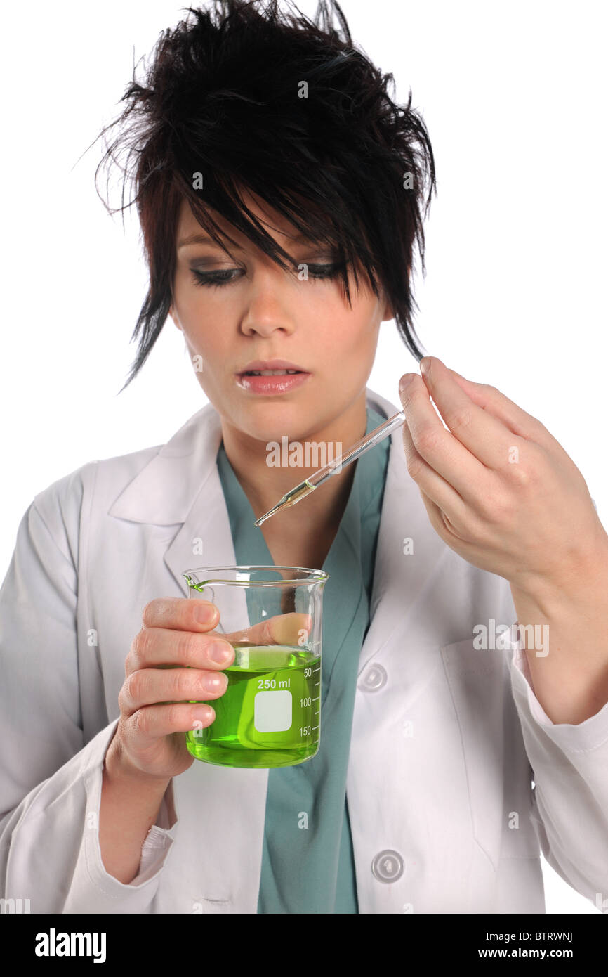 Frau im Labor Laborkittel mit Kolben und Pipette isoliert auf weißem Hintergrund Stockfoto