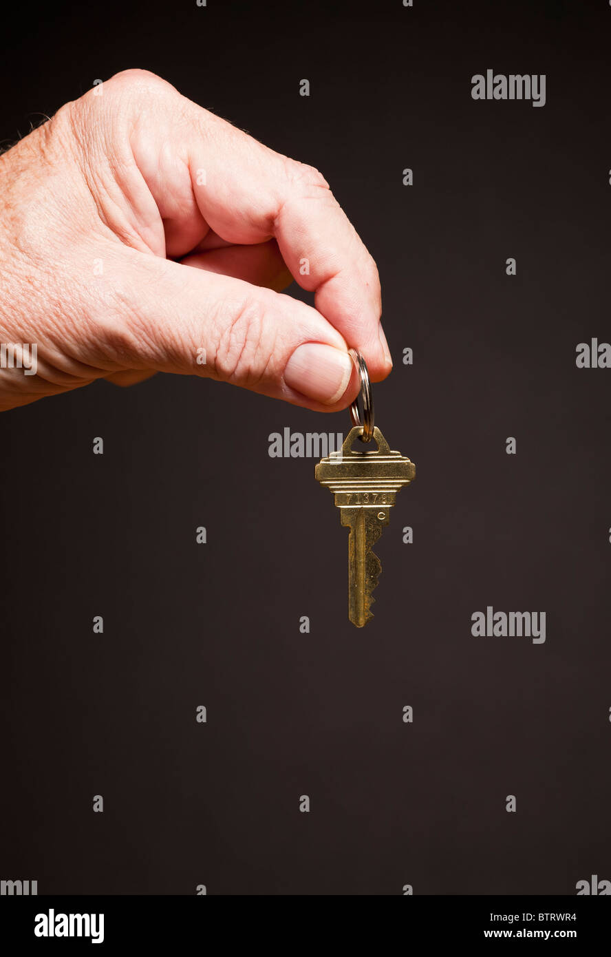 älterer Mann Hand mit Schlüsselring und Schlüssel Stockfoto