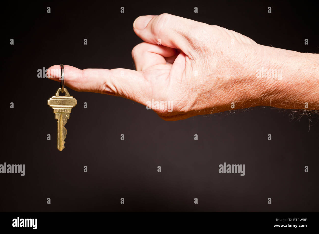 älterer Mann Hand mit Schlüsselring und Schlüssel Stockfoto