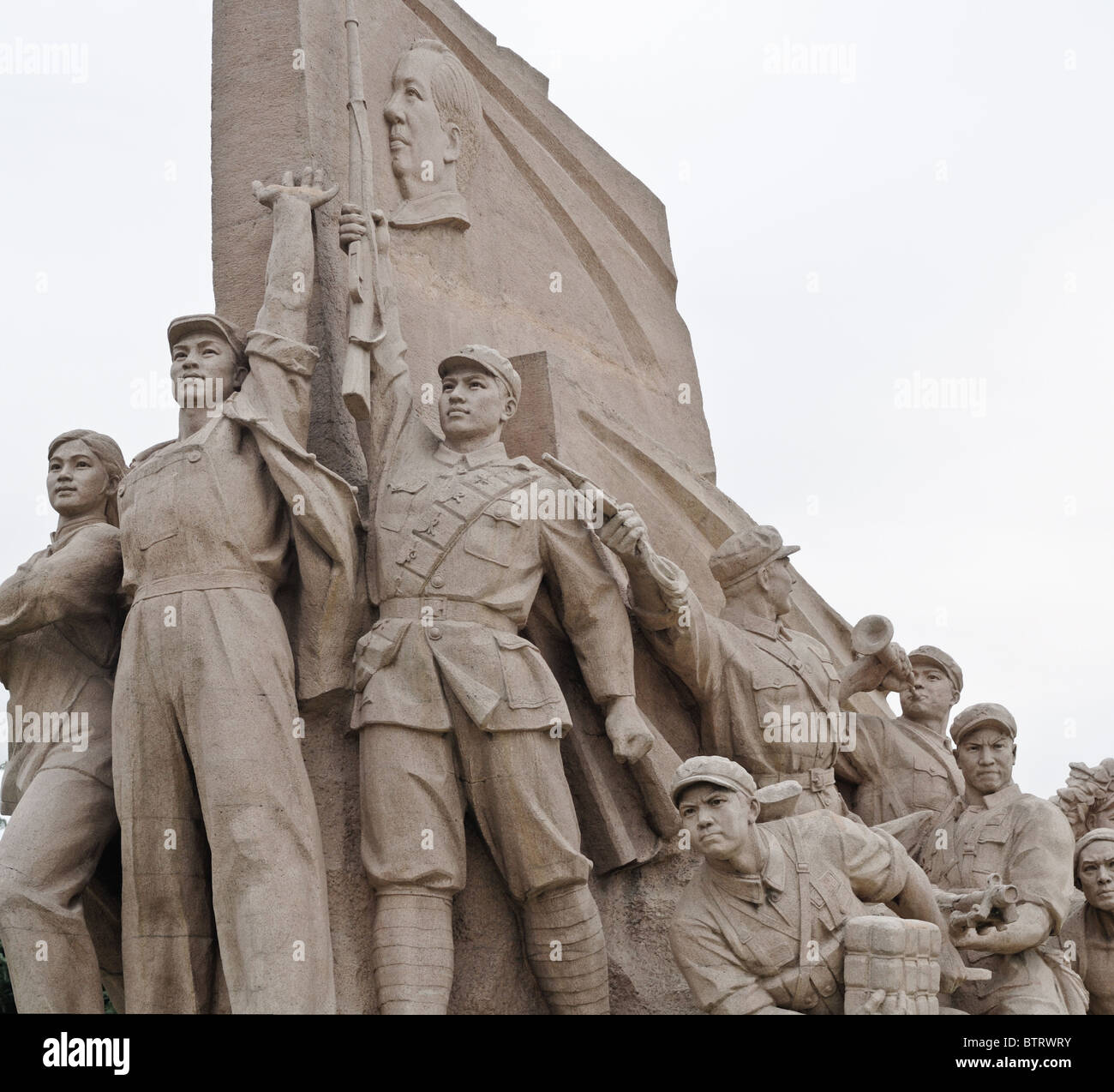 Denkmal der Helden des Volkes ("heroische Monument") vor der Vorsitzende Mao Zedong Memorial Hall in Peking. Stockfoto