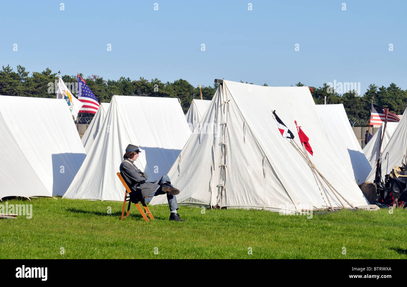 Bürgerkrieg Soldat sitzt draußen Zelte der Bürgerkrieg camp Reenactment. Stockfoto