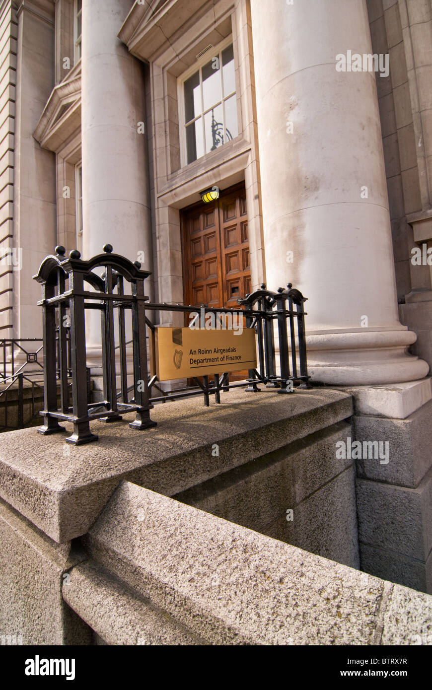 Der Eingang in das Department of Finance in Dublin, Irland. Stockfoto
