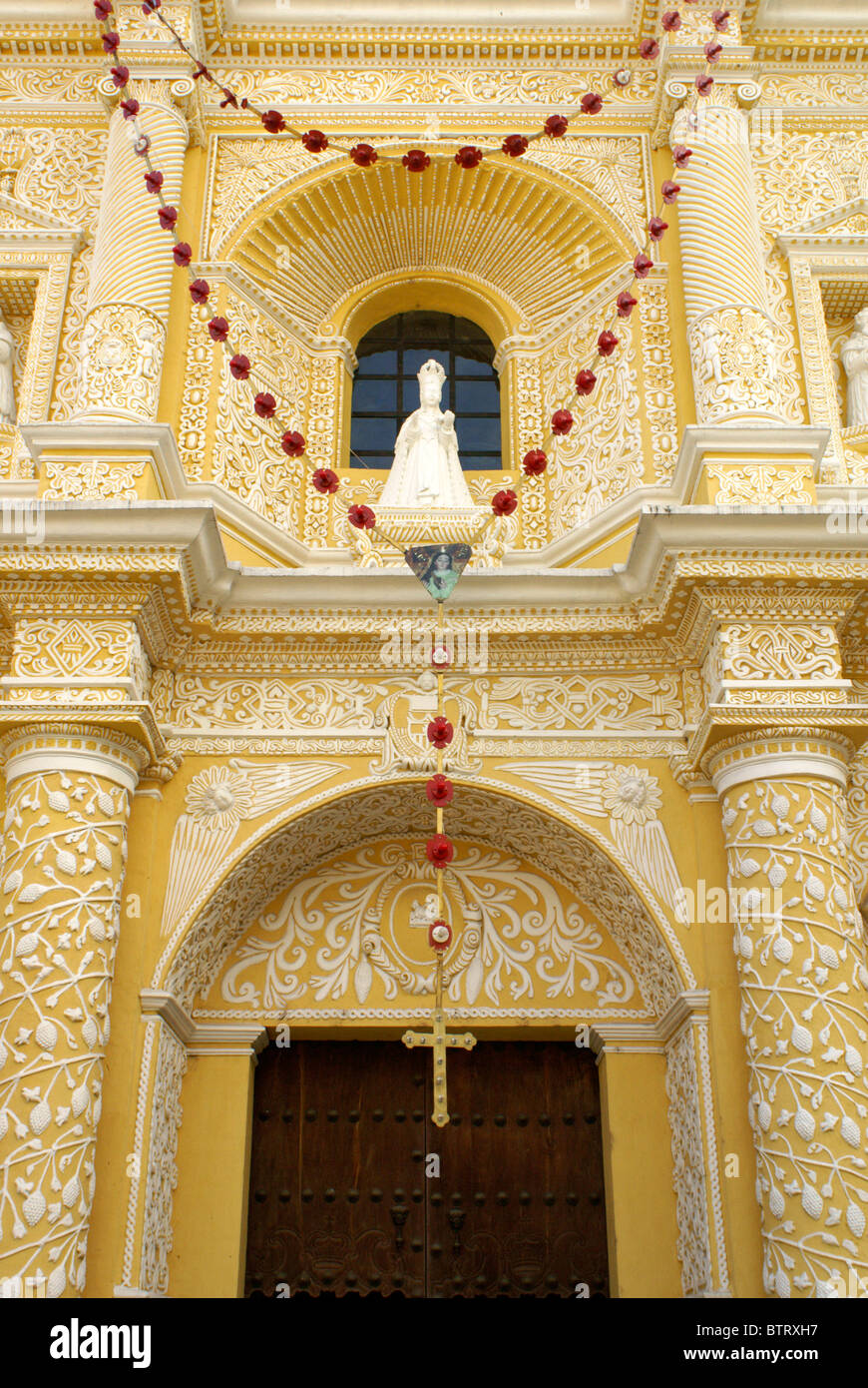 Detail der barocken Fassade der Kirche La Merced in Antigua, Guatemala. Antigua ist ein UNESCO-Weltkulturerbe. Stockfoto