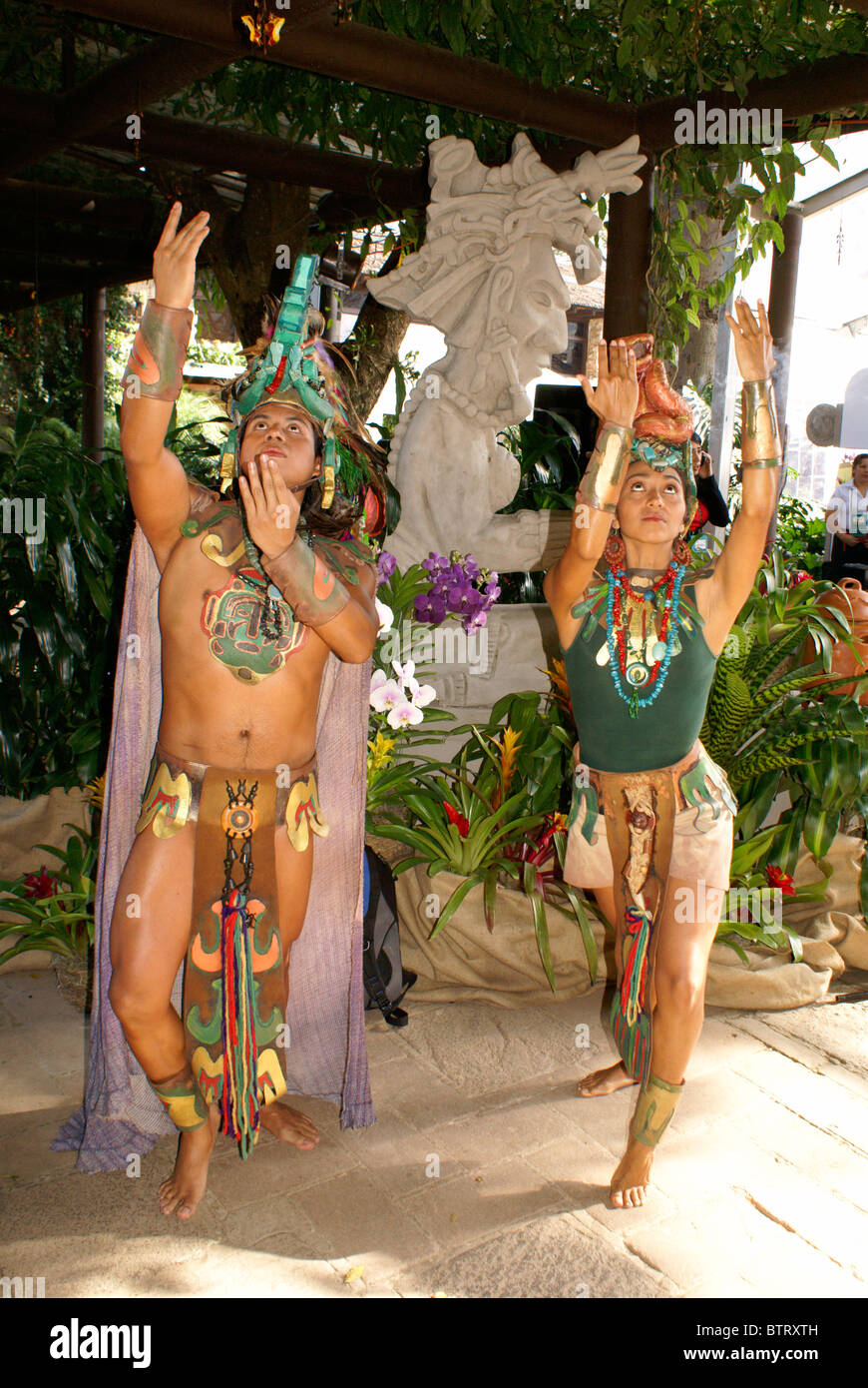 Tänzerinnen und Tänzer in Maya Kostüme, zentralen amerikanischen Reisemarkt, Antigua, Guatemala. Stockfoto