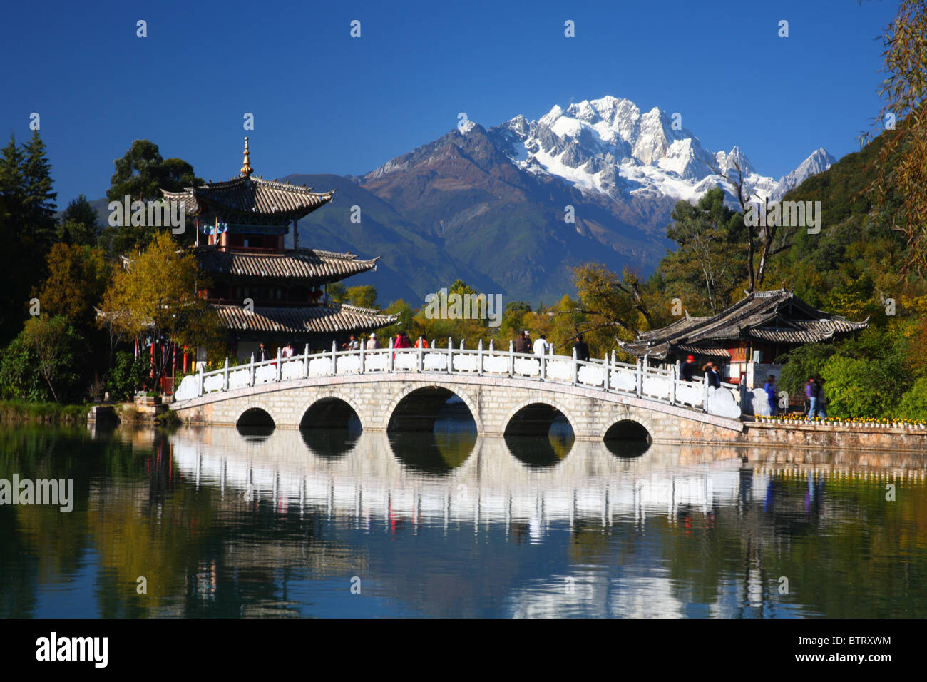Black Dragon Pond Park in Lijiang, China. Stockfoto