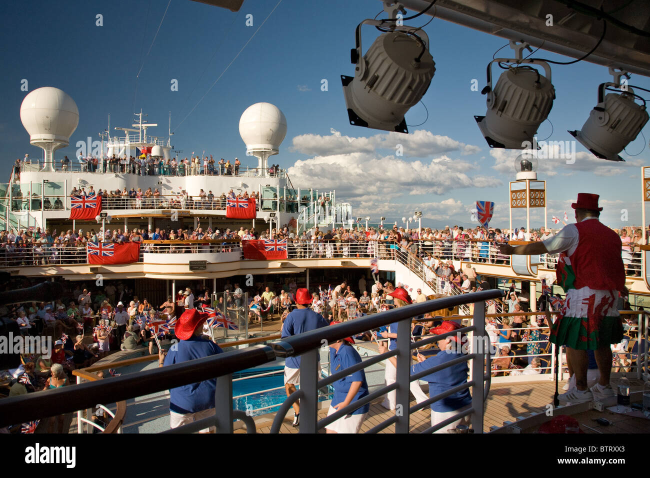 Sail away Party Azura Kreuzfahrtschiff Passagiere P & O Stockfoto