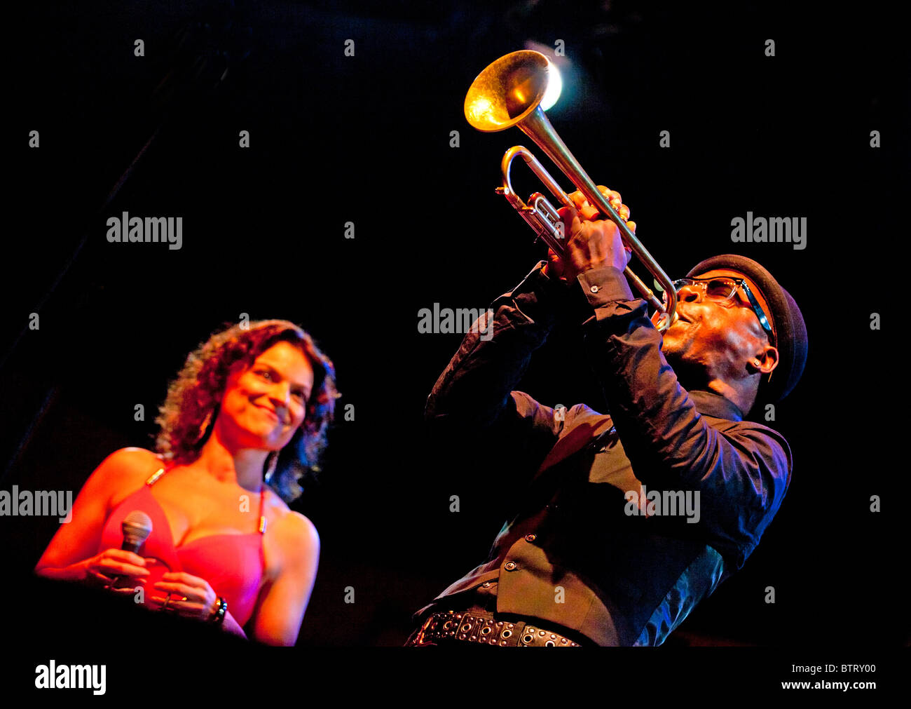 ROY HARGROVE auf Trompete mit ROBERTA GAMBARINI Gesang mit ROY HARGROVE Bigband - JAZZ FESTIVAL 2010 MONTEREY, California Stockfoto