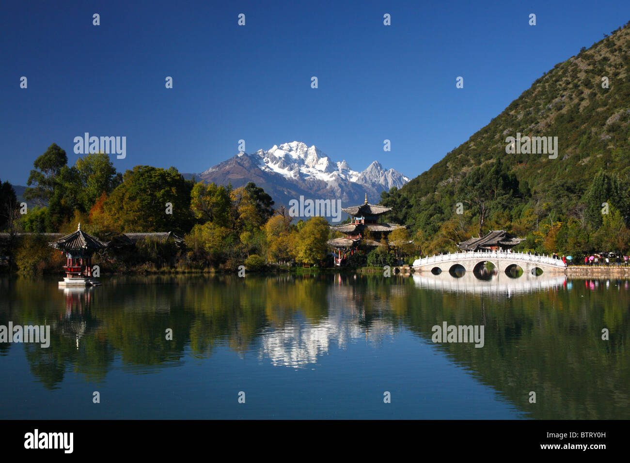 Black Dragon Pond Park in Lijiang, China. Stockfoto