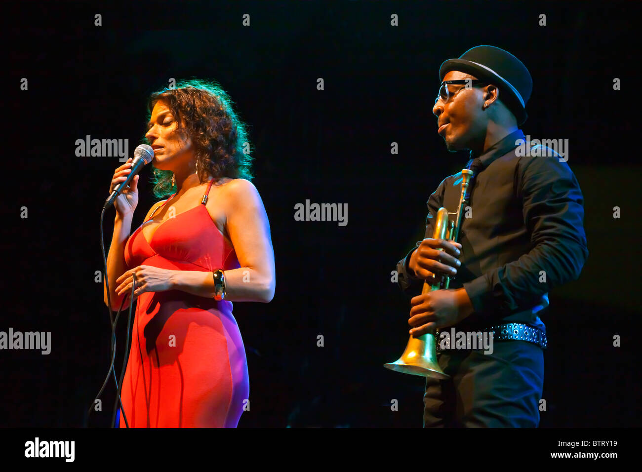 ROY HARGROVE auf Trompete mit ROBERTA GAMBARINI Gesang mit ROY HARGROVE Bigband - JAZZ FESTIVAL 2010 MONTEREY, California Stockfoto