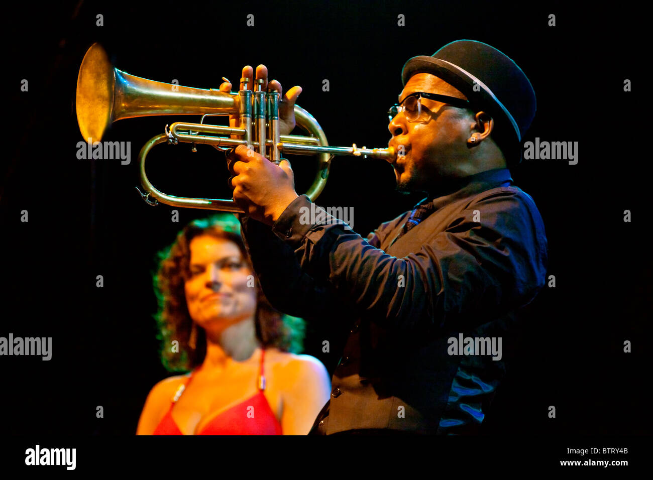 ROY HARGROVE auf Trompete mit ROBERTA GAMBARINI Gesang mit ROY HARGROVE Bigband - JAZZ FESTIVAL 2010 MONTEREY, California Stockfoto