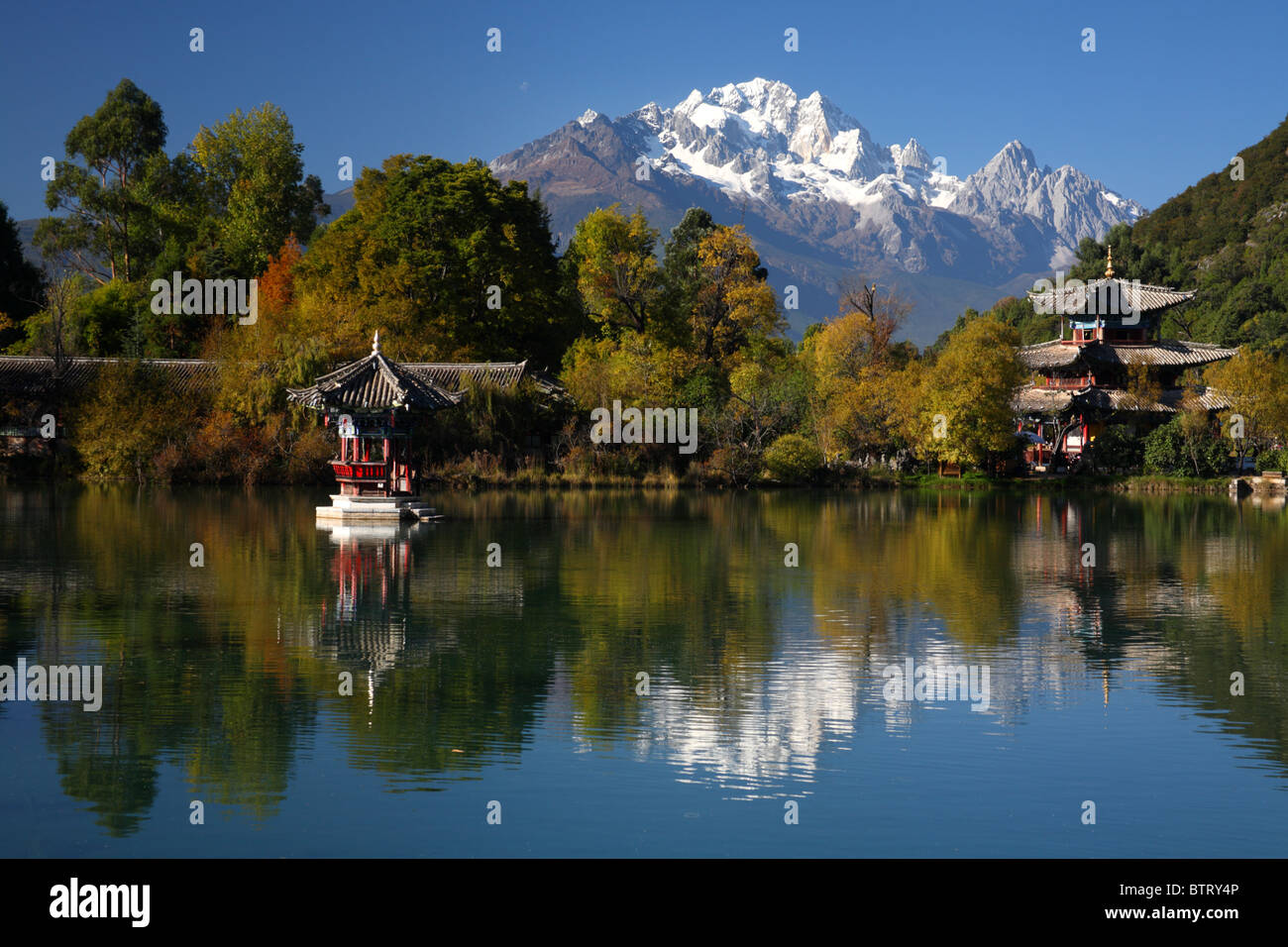 Black Dragon Pond Park in Lijiang, China. Stockfoto