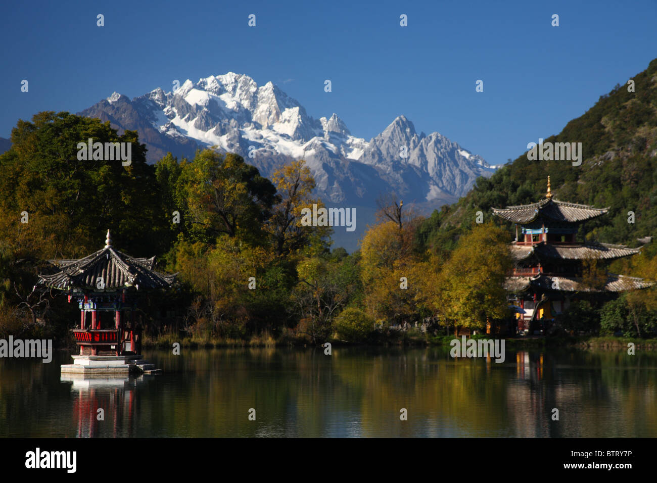Black Dragon Pond Park in Lijiang, China. Stockfoto