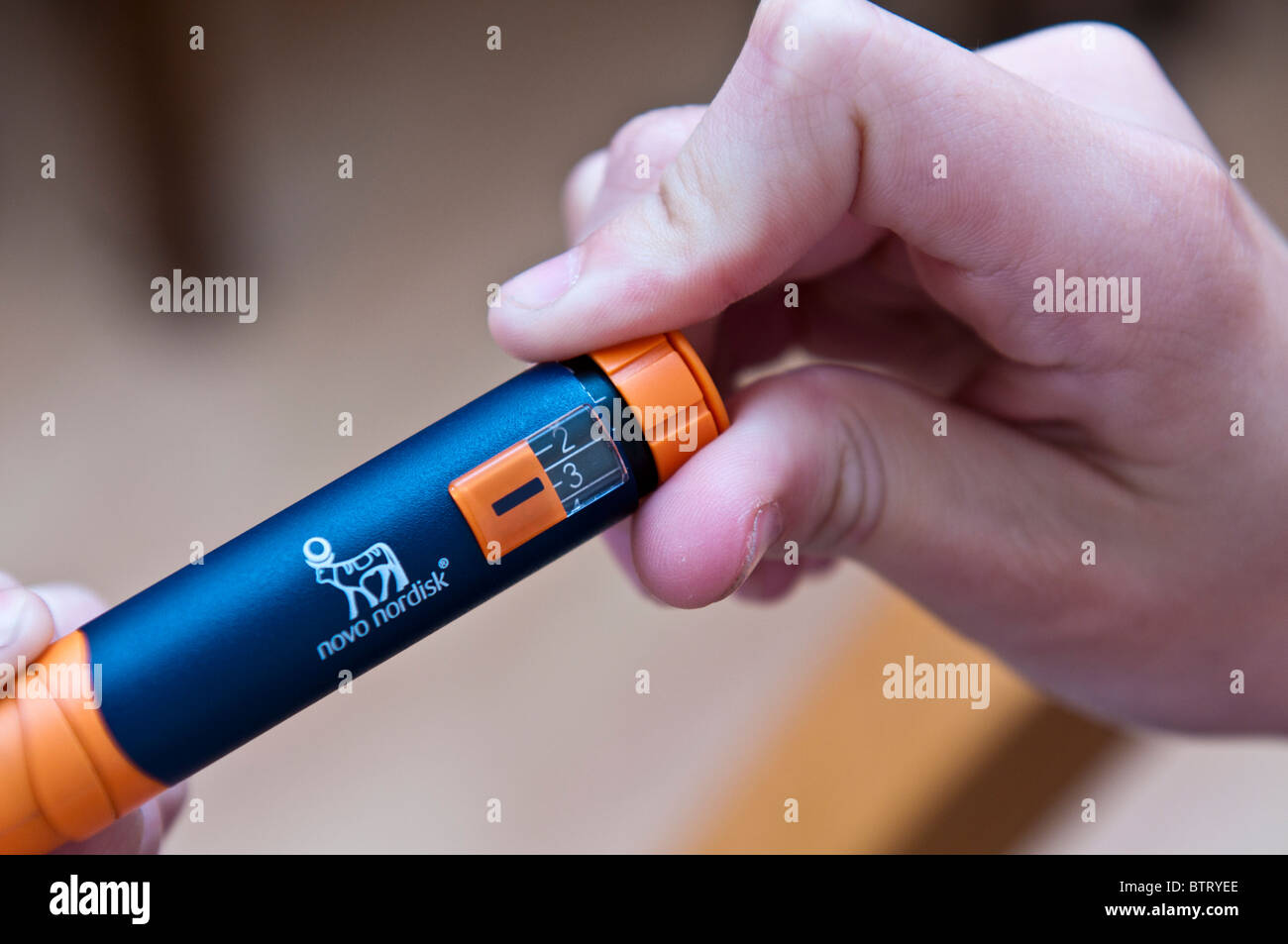 Diabetisches Mädchen bereitet eine Injektion von Insulin zur Behandlung von Diabetes Typ i Stockfoto