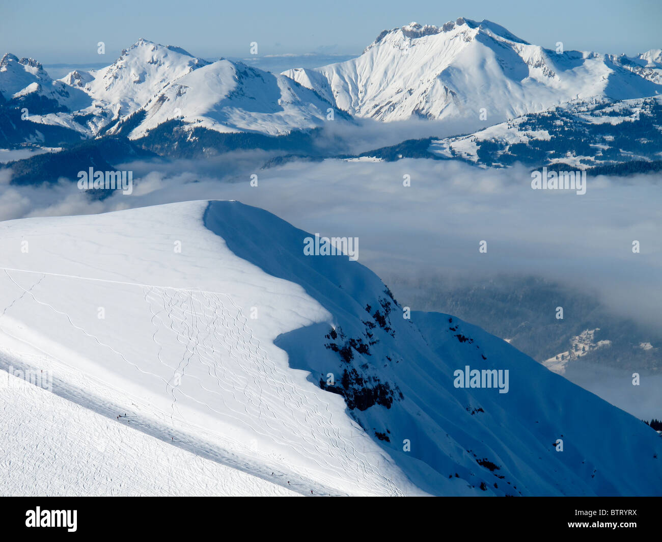 Berglandschaft über den Wolken in Französische Alpen, Chamonix-Tal Stockfoto