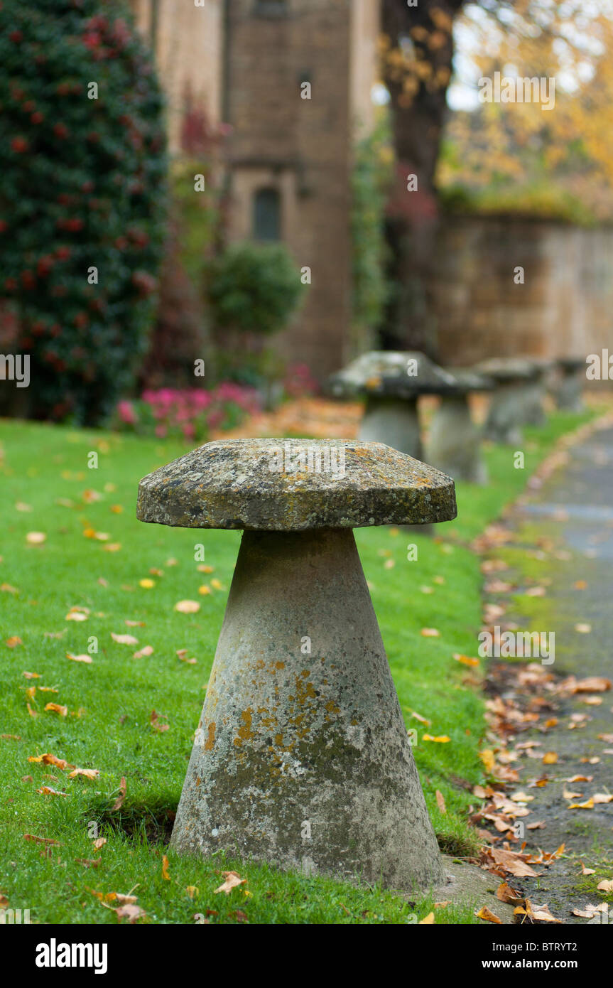 "Stein Fliegenpilze" in einer Reihe, in der Cotswold Stadt Broadway gesehen Stockfoto