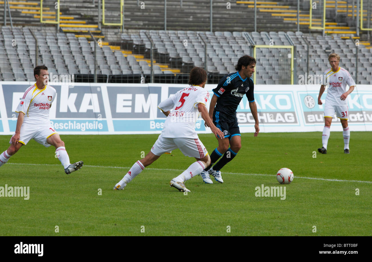 Sport, Fußball, Bundesliga, 2010/2011, freundliche Spiel 2010, Bayer 04 Leverkusen vs. FC Schalke 04 4:0, Stadion bin Zoo in Wuppertal, Szene des Spiels, vom linken ot rechts, Hanno Balitsch (Bayer), Manuel Friedrich (Bayer), Raul, Raul Gonzalez Blanco (S Stockfoto