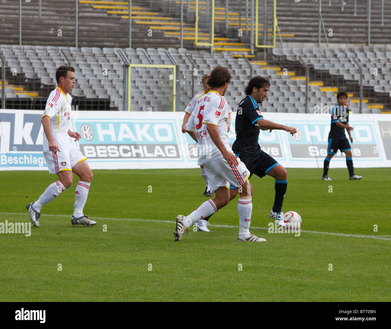 Sport, Fußball, Bundesliga, 2010/2011, freundliche Spiel 2010, Bayer 04 Leverkusen vs. FC Schalke 04 4:0, Stadion bin Zoo in Wuppertal, Szene des Spiels, vom linken ot rechts, Hanno Balitsch (Bayer), Manuel Friedrich (Bayer), Raul, Raul Gonzalez Blanco (S Stockfoto