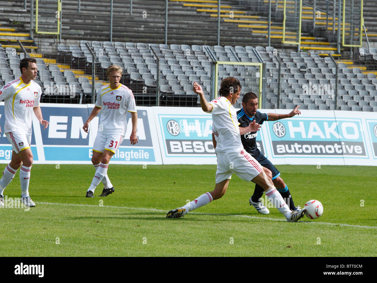 Sport, Fußball, Bundesliga, 2010/2011, freundliche Spiel 2010, Bayer 04 Leverkusen vs. FC Schalke 04 4:0, Stadion bin Zoo in Wuppertal, Szene des Spiels, vom linken ot rechts Nicolai Joergensen (Bayer), Manuel Friedrich (Bayer), Hanno Balitsch (Bayer), E Stockfoto