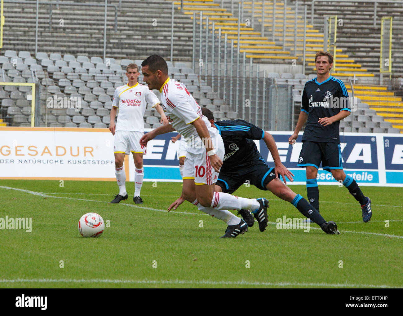 Sport, Fußball, Bundesliga, 2010/2011, freundliche Spiel 2010, Bayer 04 Leverkusen vs. FC Schalke 04 4:0, Stadion bin Zoo in Wuppertal, Szene des Spiels, von links nach rechts Lars Bender (Bayer), Renato Augusto (Bayer), Benedikt Höwedes (S04) Stockfoto