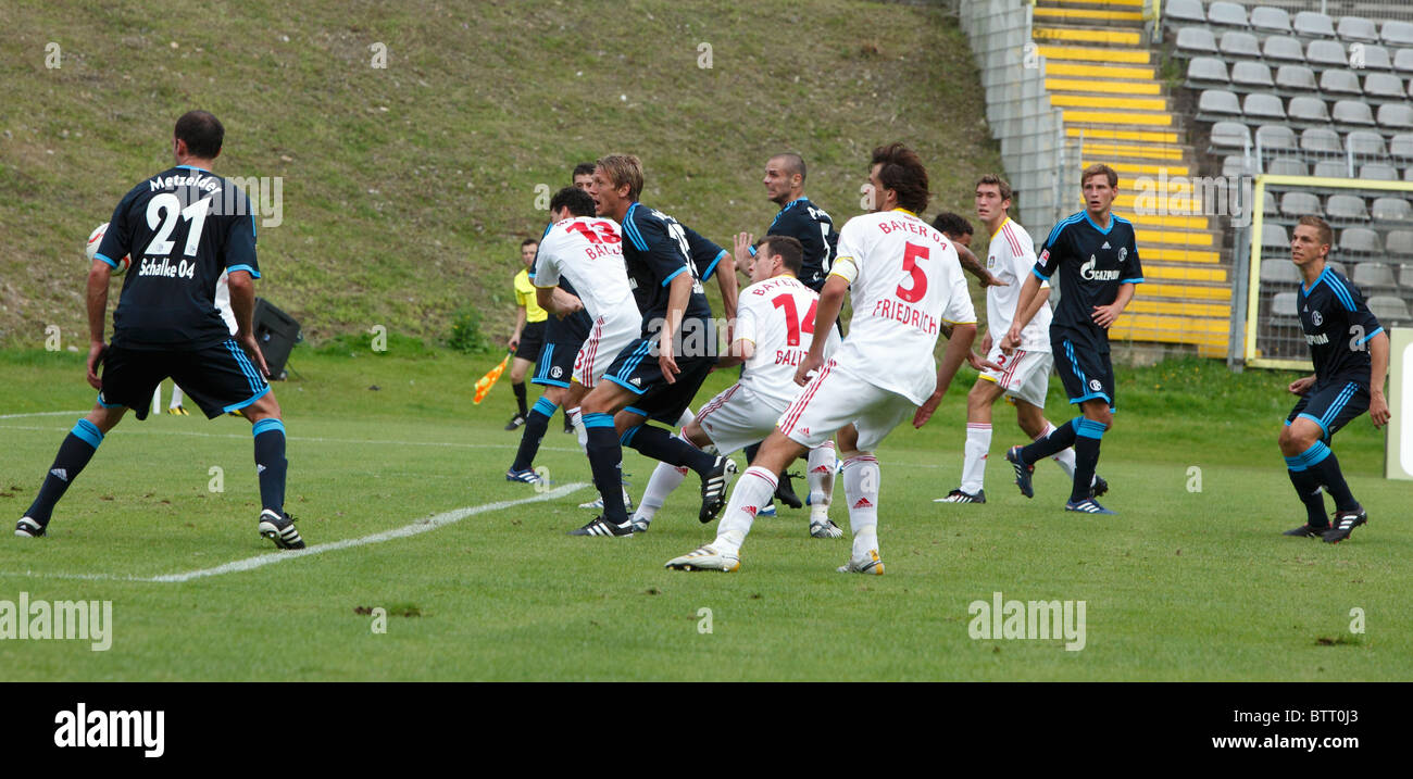 Sport, Fußball, Bundesliga, 2010/2011, freundliche Spiel 2010, Bayer 04 Leverkusen vs. FC Schalke 04 4:0, Stadion bin Zoo in Wuppertal, Szene des Spiels, von links nach rechts Christoph Metzelder (S04), Michael Ballack (Bayer), Frank Fahrenhorst (S04), Ha Stockfoto