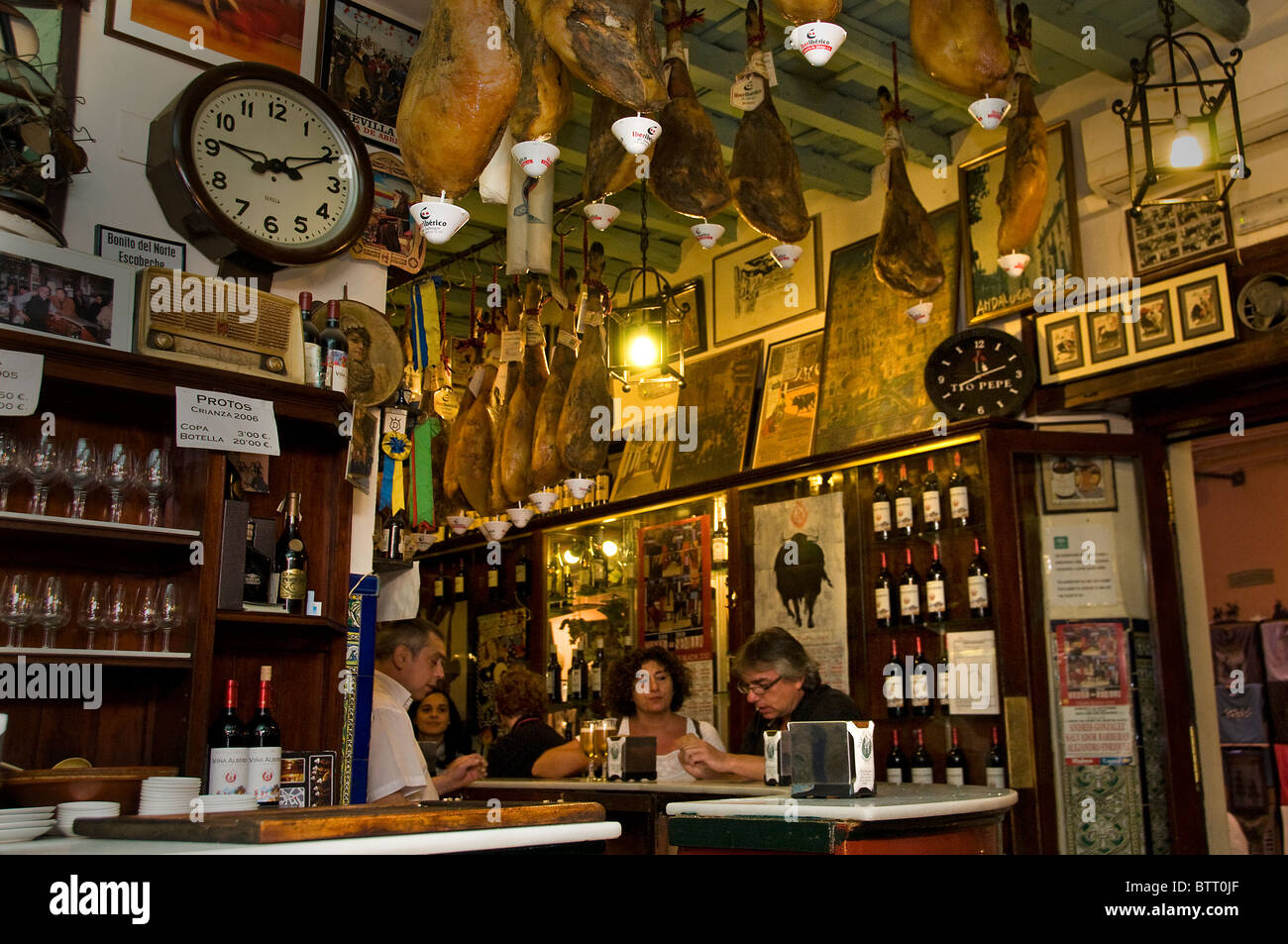 Santa Cruz Altstadt in der Nähe von La Giralda Sevilla Spanien bar Pub Cafe Stockfoto