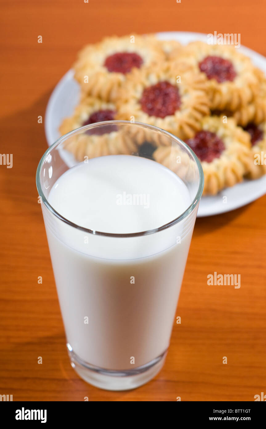 Kekse mit Marmelade und Milch im Glas Stockfoto
