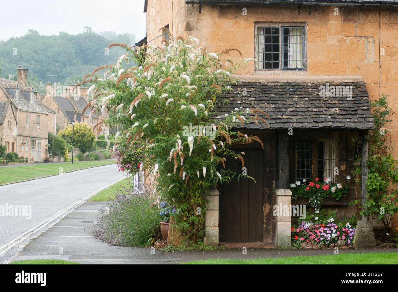 Ein malerisches kleines Häuschen in der Cotswold Broadway, Worcestershire, UK. Stockfoto