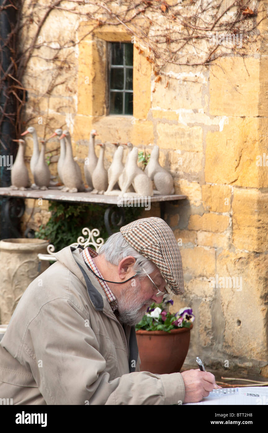 Ein älterer Herr in einem malerischen Land Café in der Cotswold-Dorf Broadway. England. Stockfoto