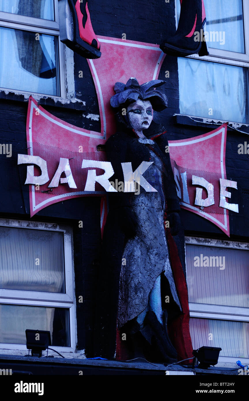 Dunkle Seite Alternative Kleidung Shop anzeigen, Camden High Street, Camden Town, London, England, UK Stockfoto