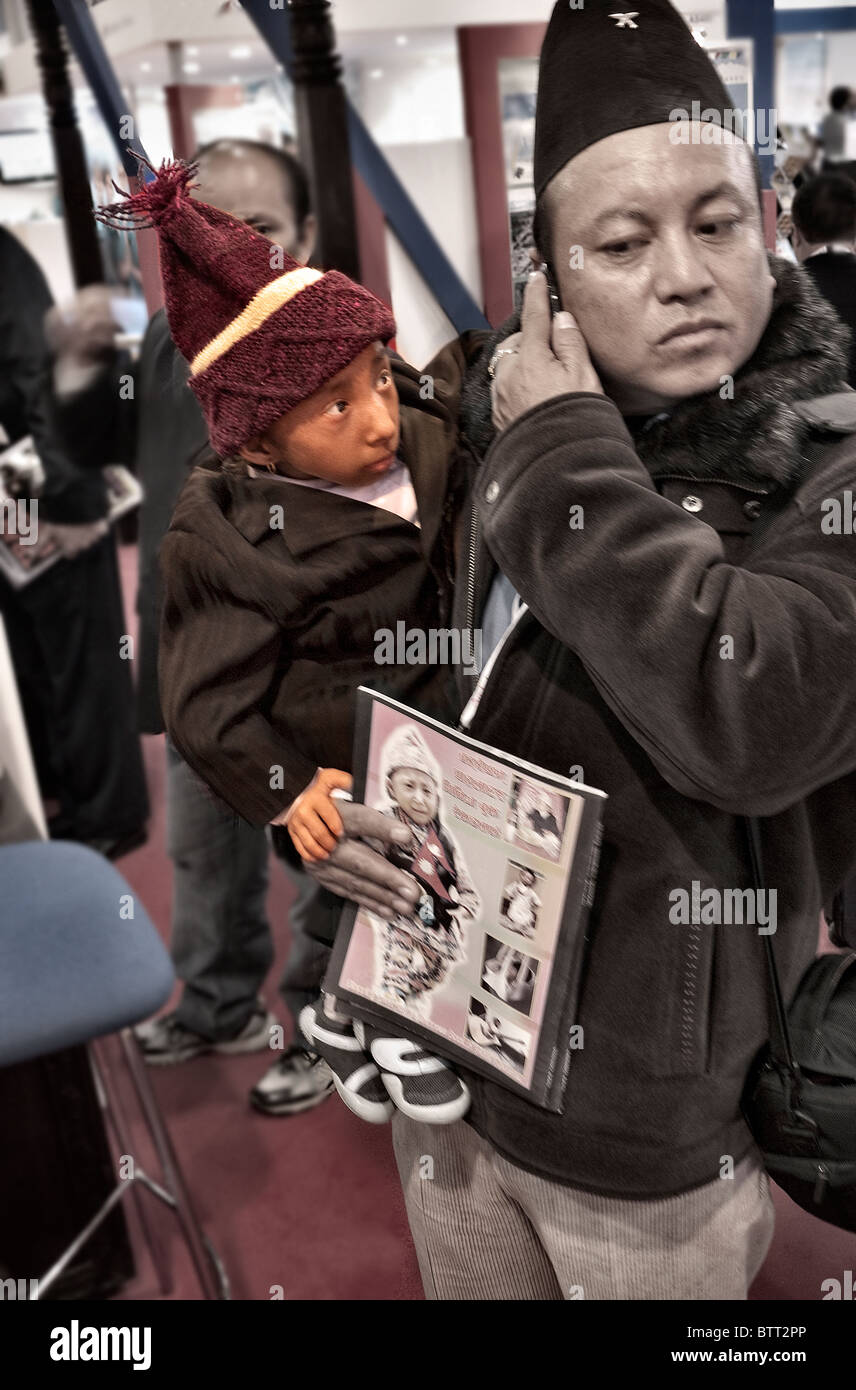 Welten kleinste Mann Khagendra Thapa Magar aus Nepal zu Besuch in World Travel Market London UK Stockfoto