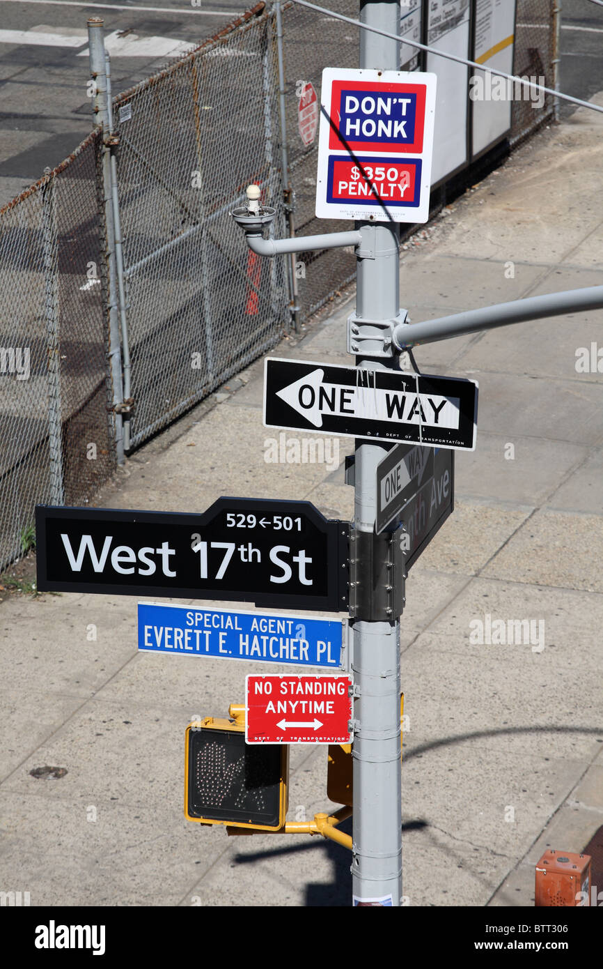 Straße Zeichen auf einen Beitrag gesehen von der New York High Line öffentliche Park West Chelsea, Manhattan. Stockfoto