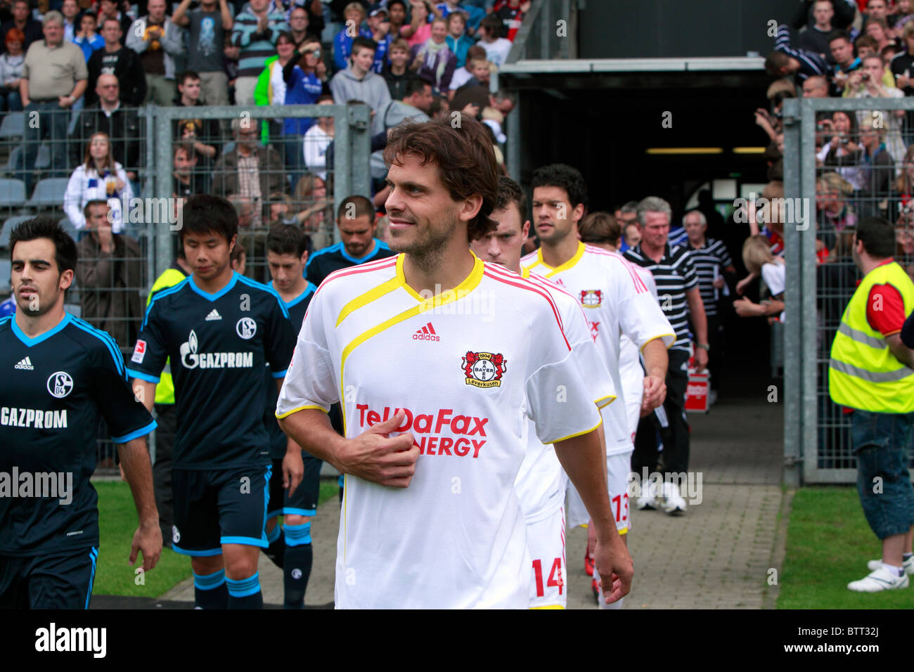 Sport, Fußball, Bundesliga, 2010/2011, freundliche Spiel 2010, Bayer 04 Leverkusen vs. FC Schalke 04 4:0, Stadion bin Zoo in Wuppertal, Einfahren der Teams, von links nach rechts Jose Manuel Jurado (S04), Junmin Hao (S04), Sergio Escudero (S04), Edu (S0 Stockfoto