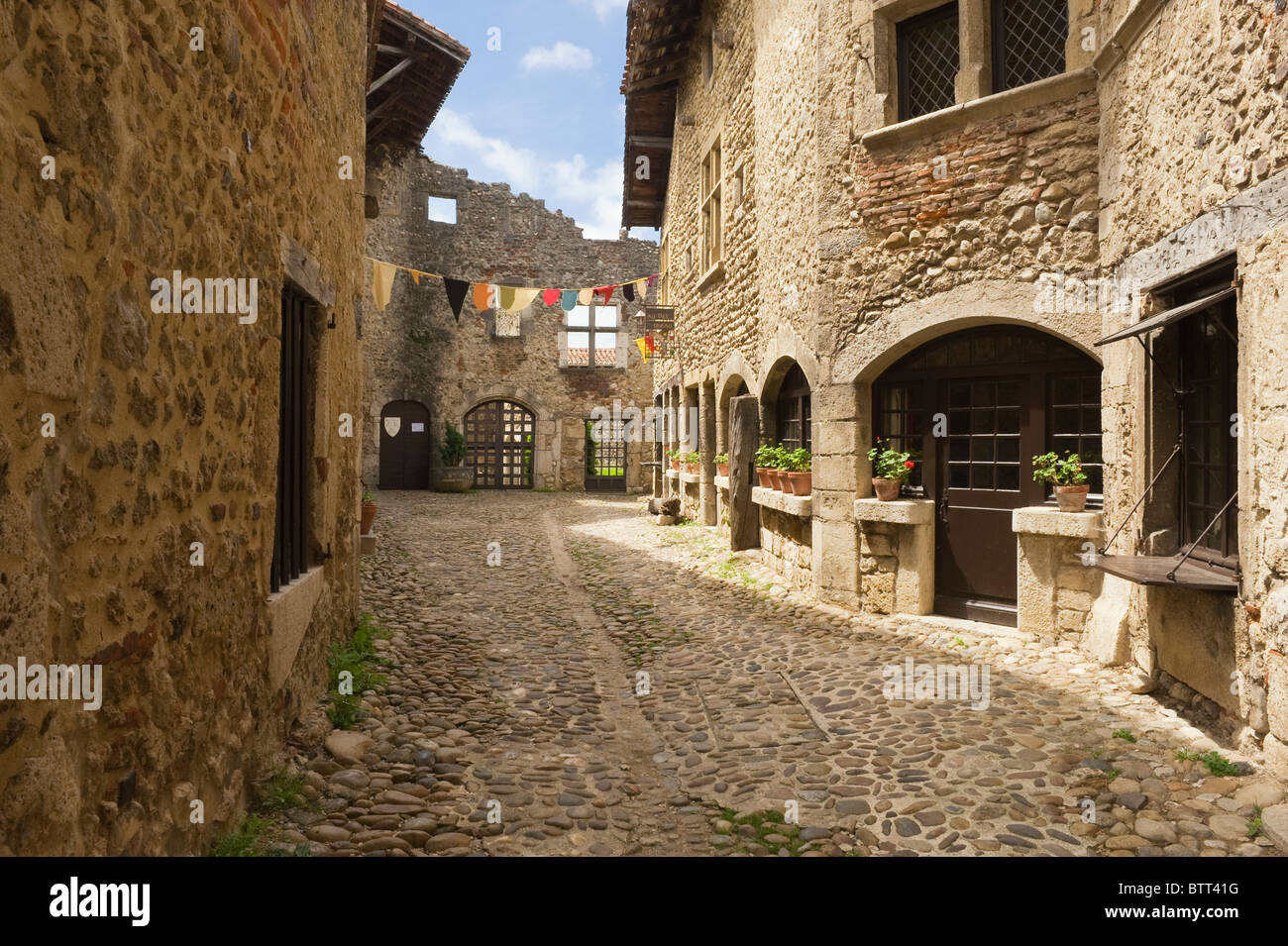 Straße mit Kopfsteinpflaster, ummauerten mittelalterlichen Stadt Perouges, Frankreich Stockfoto