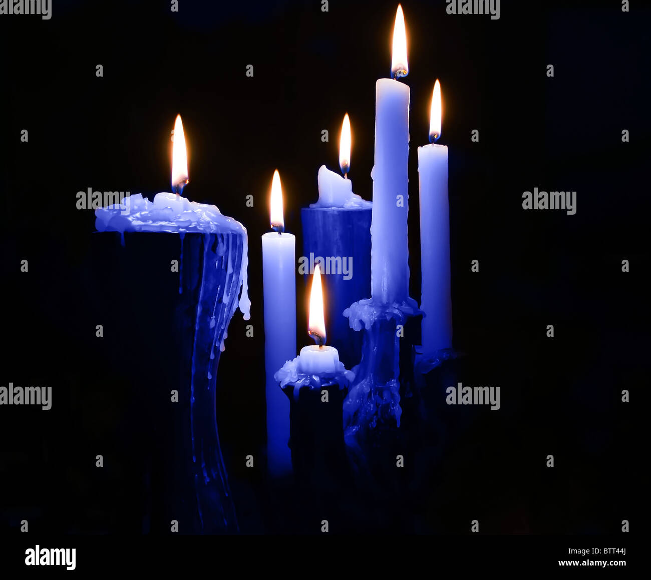 Blau brennende Kerzen auf schwarz Stockfoto
