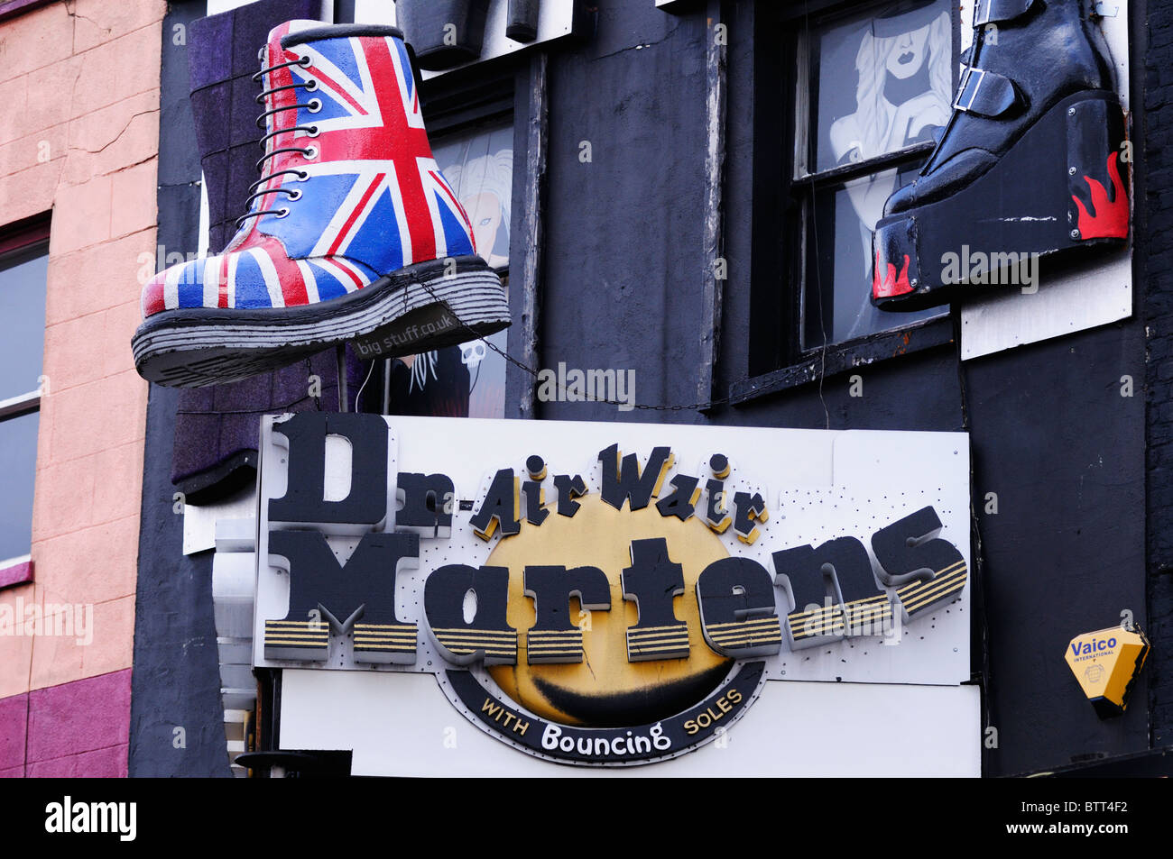 Einen riesigen Union Jack Dr Martens, Boot und Zeichen, Camden High Street,  Camden Town, London, England, UK Stockfotografie - Alamy