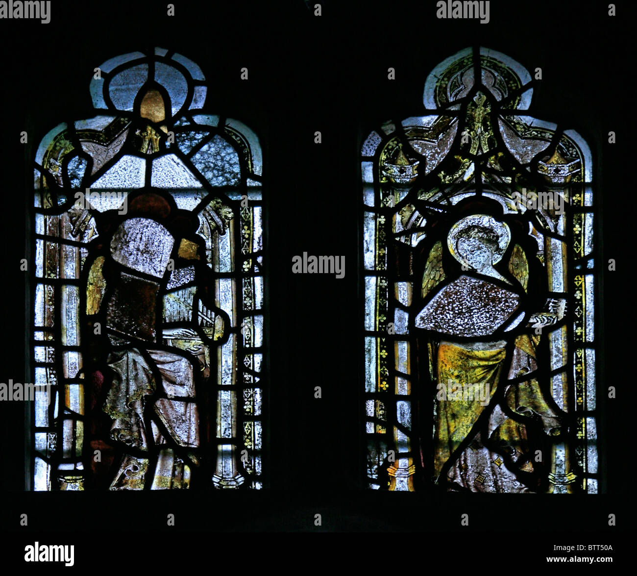 Ein Buntglasfenster aus dem 14. Jahrhundert, in dem Engel auf Musikinstrumenten spielen, St. Katherine und All Saints, Edington, Wiltshire Stockfoto