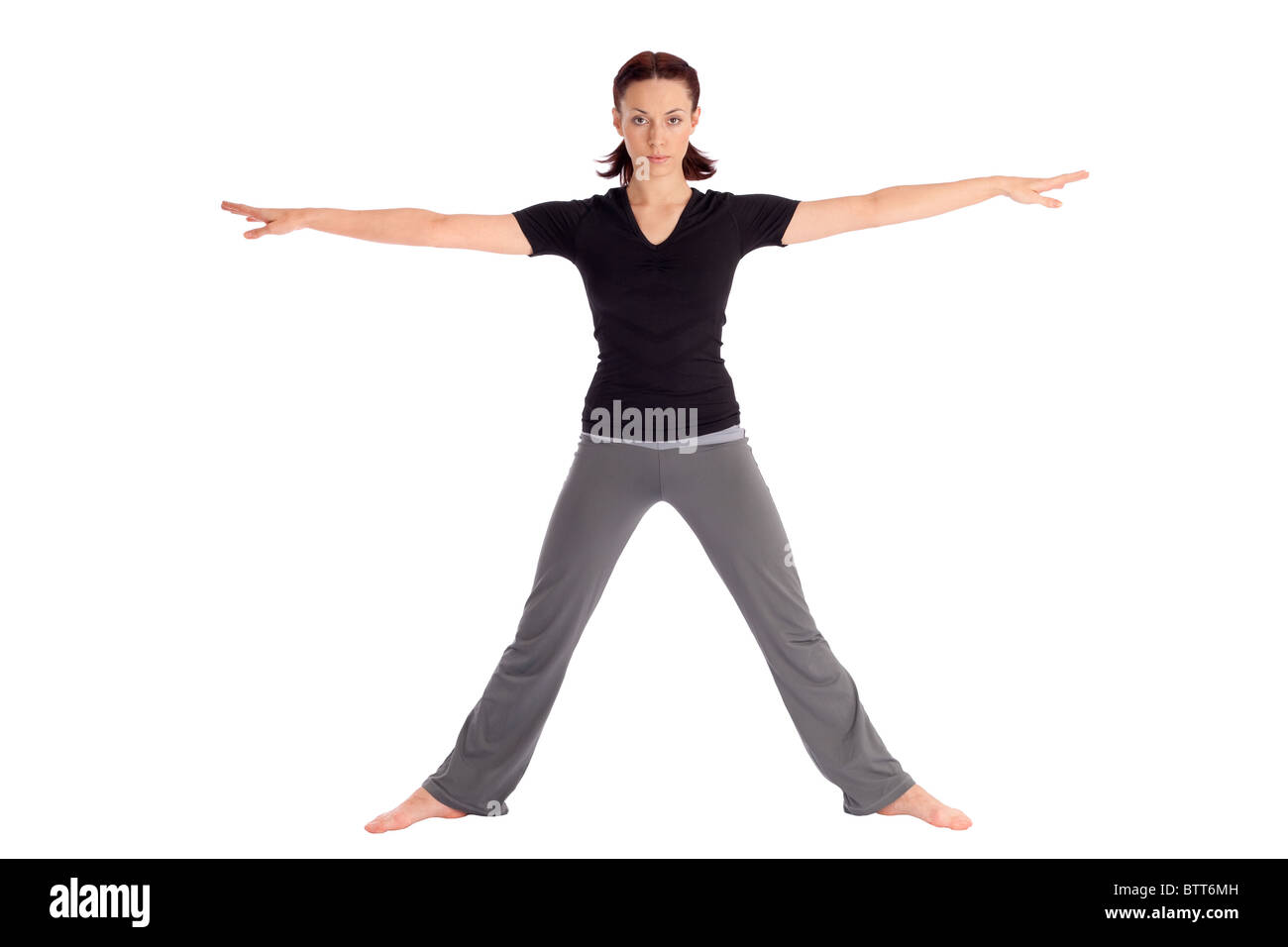 Junge Frau Yoga Übung Krieger namens passen (Sanskrit-Name: Virabhadrasana), isoliert auf weißem Hintergrund. Stockfoto
