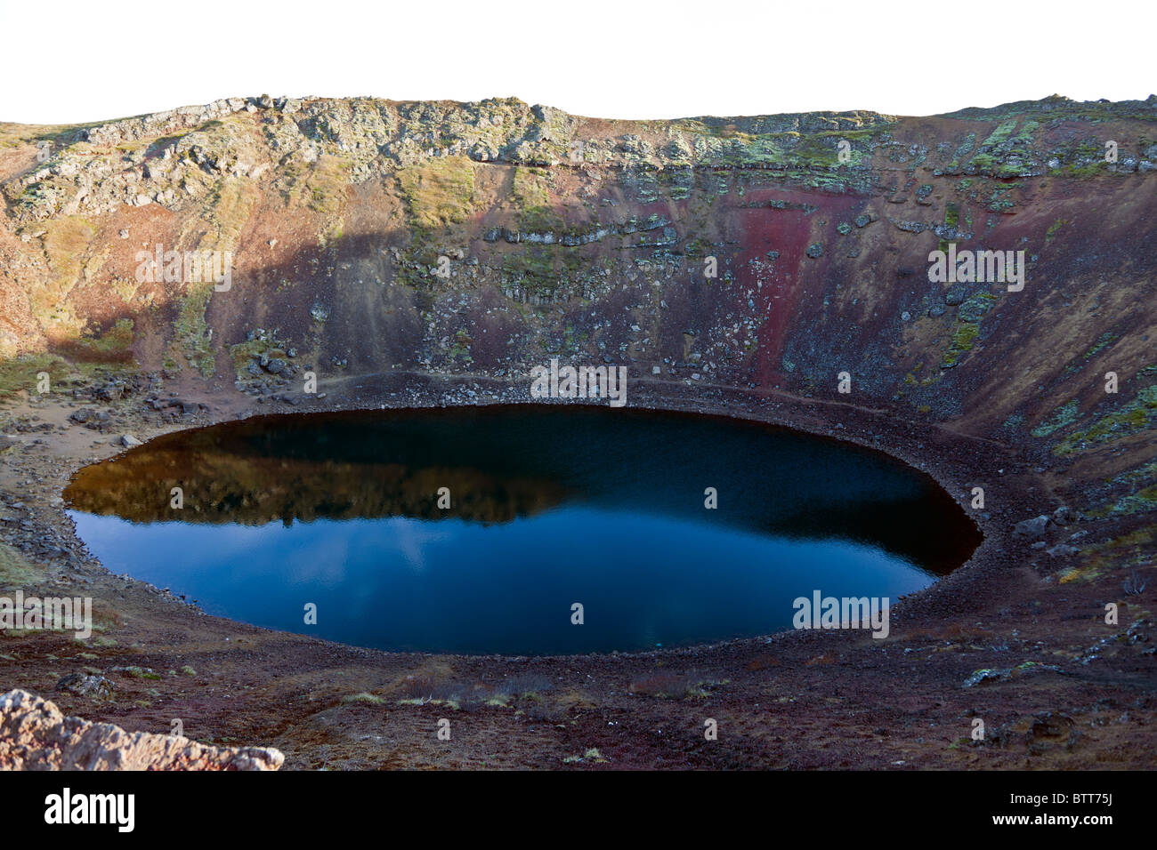 Kerið ist eine vulkanische Krater-See in Island. Stockfoto