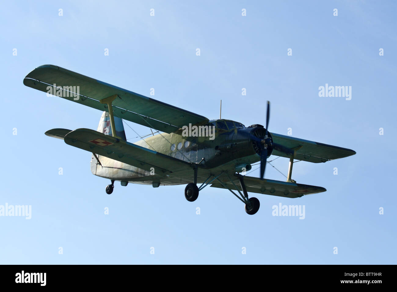 Doppeldecker-Flugzeug, Antonov An-2 in der Luft Stockfotografie - Alamy