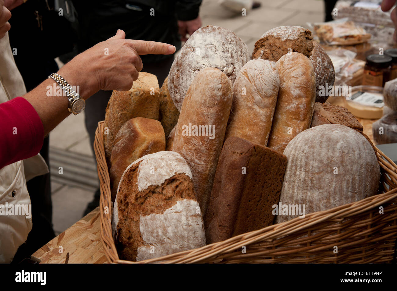Brote von frischem Brot zum Verkauf an Aberystwyth Farmers Market, 6. November 2010, Wales UK Stockfoto