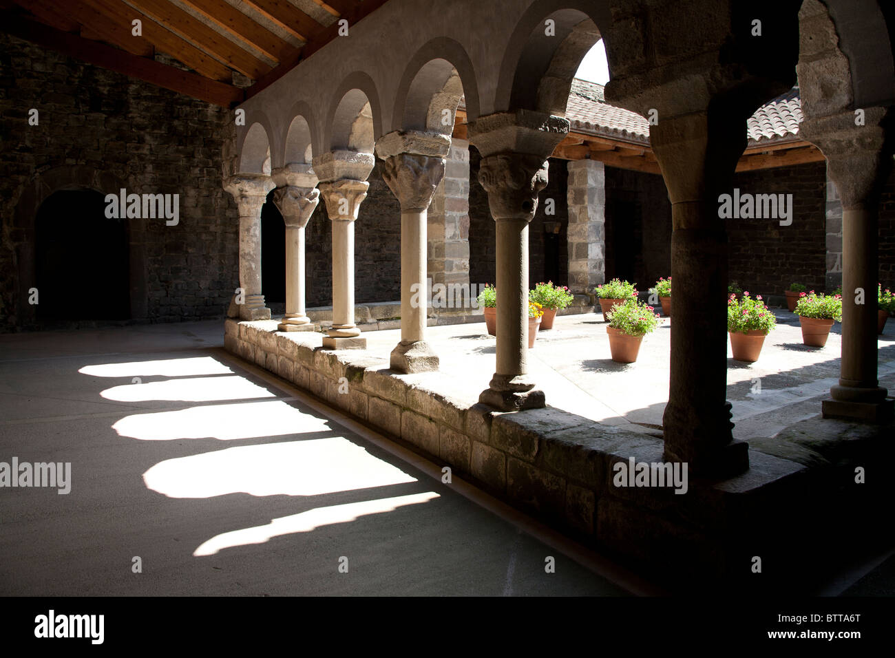 Der zentrale Innenhof des Klosters Casserres, Katalonien Spanien Stockfoto
