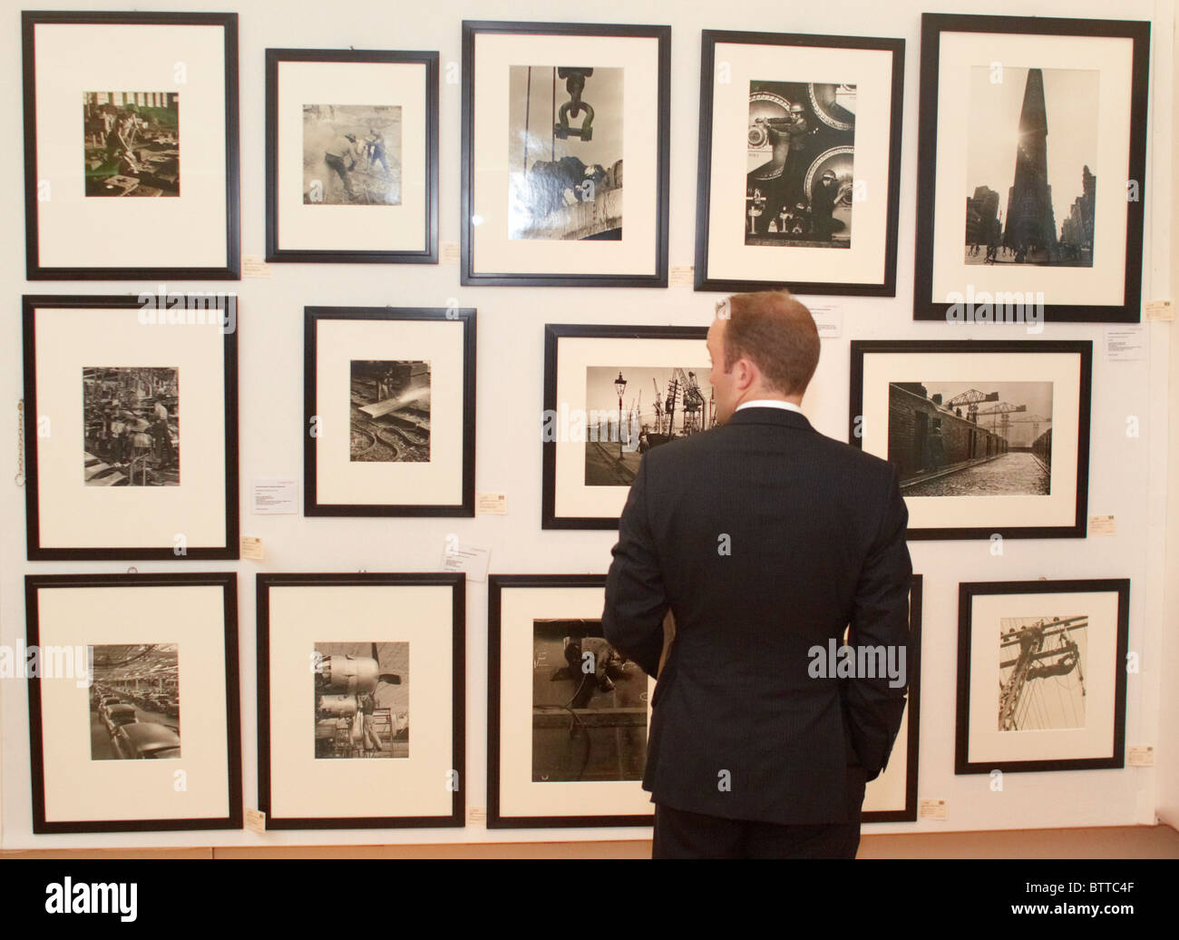 LONDON, VEREINIGTES KÖNIGREICH. Ein Bieter befasst sich Last-Minute beim Verkauf von Kunstwerken aus der jetzt pleite Lehman Brothers. Stockfoto