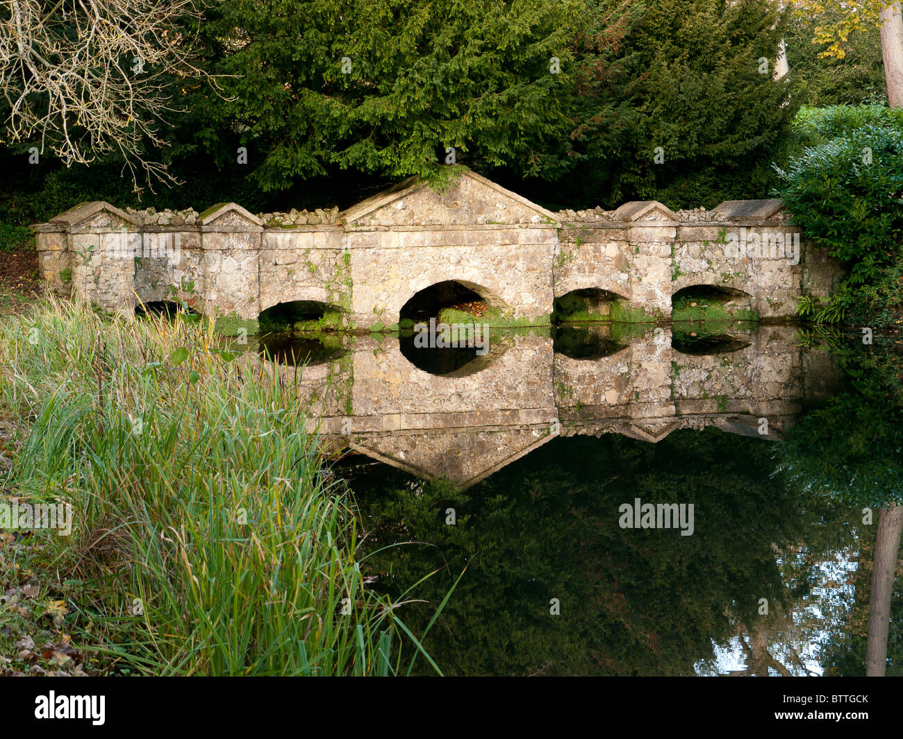 Steinbrücke Reflexionen in Stowe Landscape Gardens, Buckingham, Bucks, UK Stockfoto